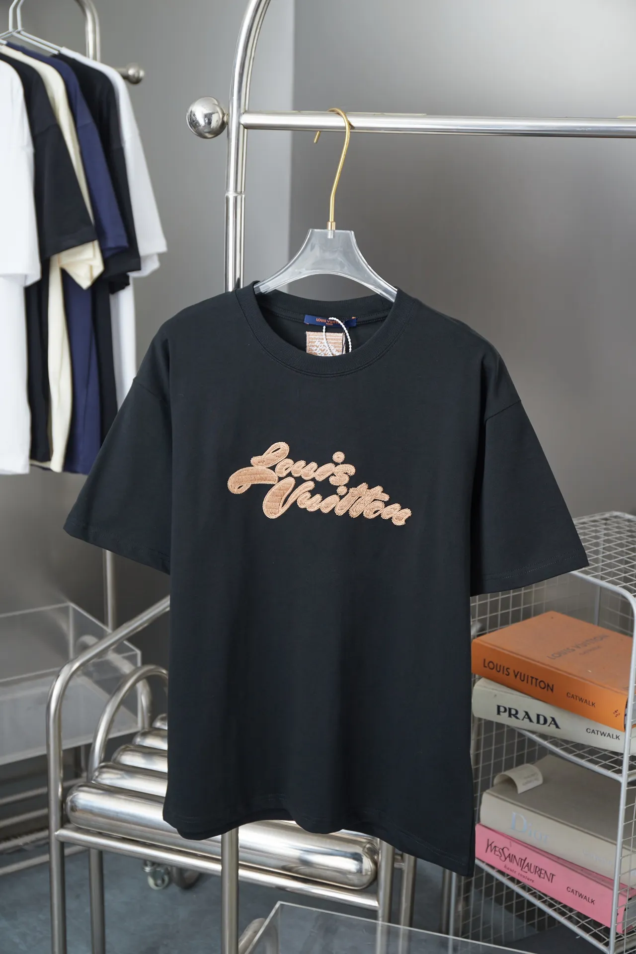 🅿️180 Louis LV 25ss new early spring short-sleeved LV letter logo embroidered short-sleeved light luxury essential item for daily commuting for men and women Correct version Welcome to compare Detailed features · Gold thread embroidery chapter technology is combined, interweaving metal threads with other silk threads · Double-needle stitching cross-stitch technology · Original main mark washed tag brand moisture-proof paper packaging Color: black/white Size: S/M/L/XL